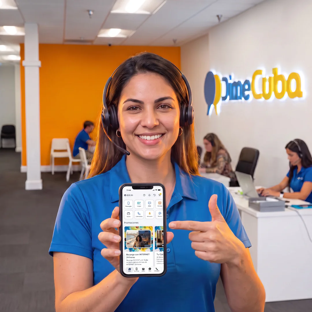 Agente de atención al cliente de DimeCuba enseñando la app en el móvil en la oficina