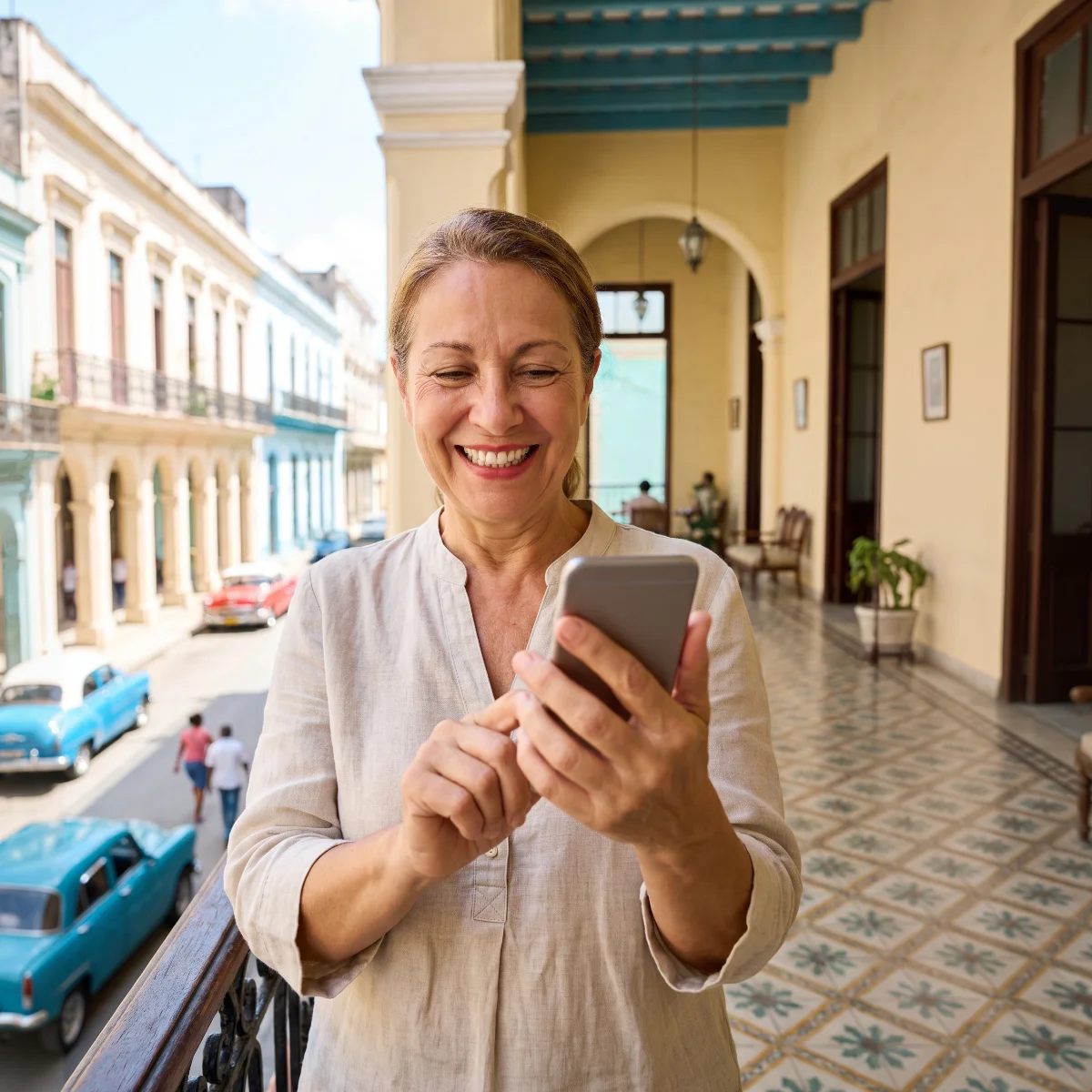 Persona sonriendo mientras habla por teléfono con su familia en Cuba